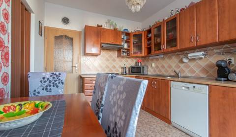 NA PREDAJ pekný 3-izbový byt s loggiou v Bratislave - Karlova Ves