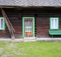 4. drevenica, vstupné dvere, okno (ľ) kuchynka, okno (p) izba 2