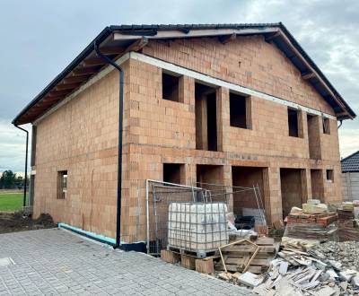 PREDAJ ! 4 izbová novostavba v štádiu hrubá stavba v obci Cífer