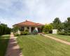 Comfortable house with garden, arbor, swimming pool and garage for thr