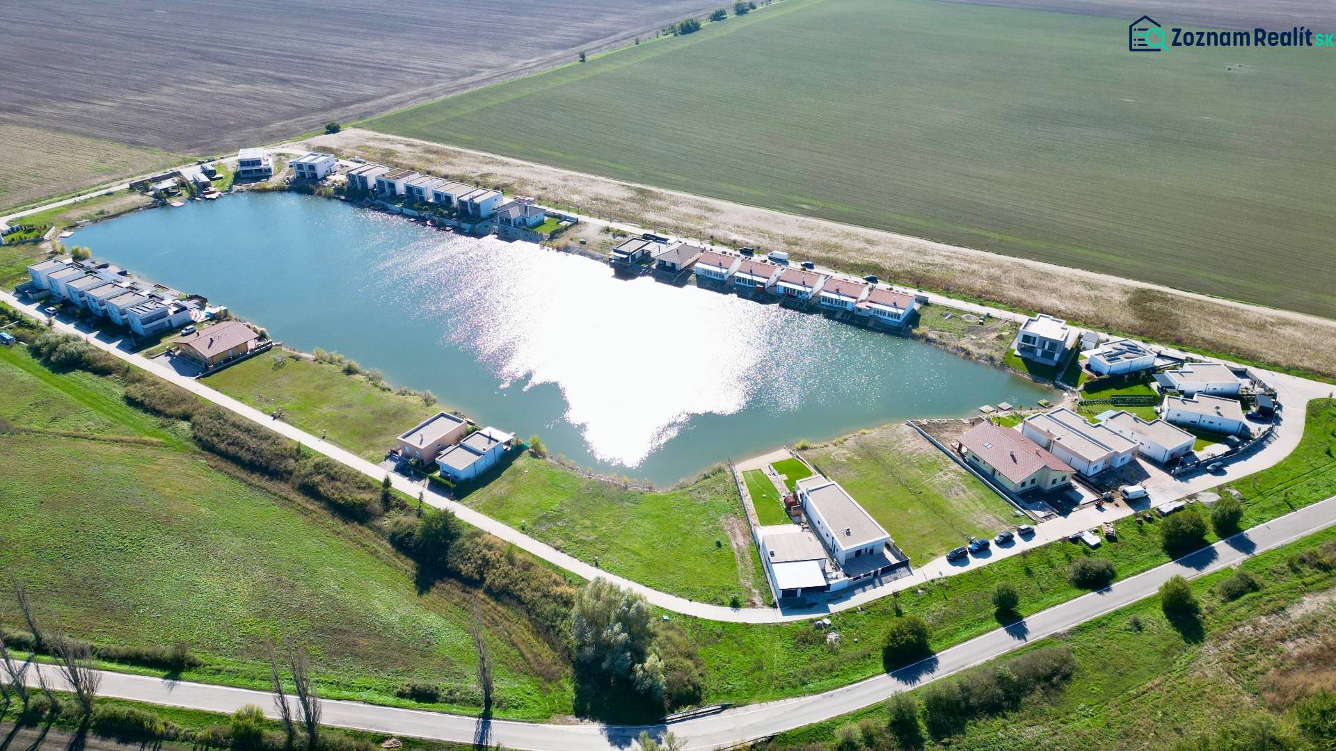 Predaj výnimočného pozemku na brehu súkromného jazera s plážou - Boldog Pozemky - bývanie predaj reality Senec