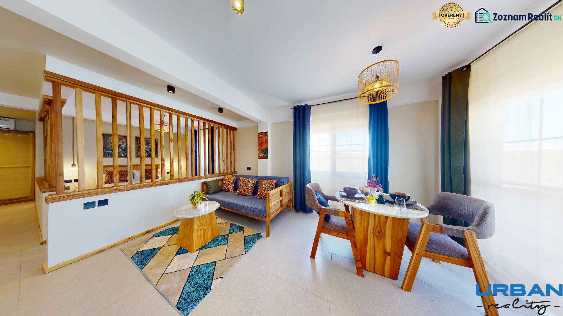 APARTMÁN NA PREDAJ V PAJE, ZANZIBAR - Obývacia izba na ulici Paje kombinuje prírodné drevo a svetlé textílie, ideálna garsónka.