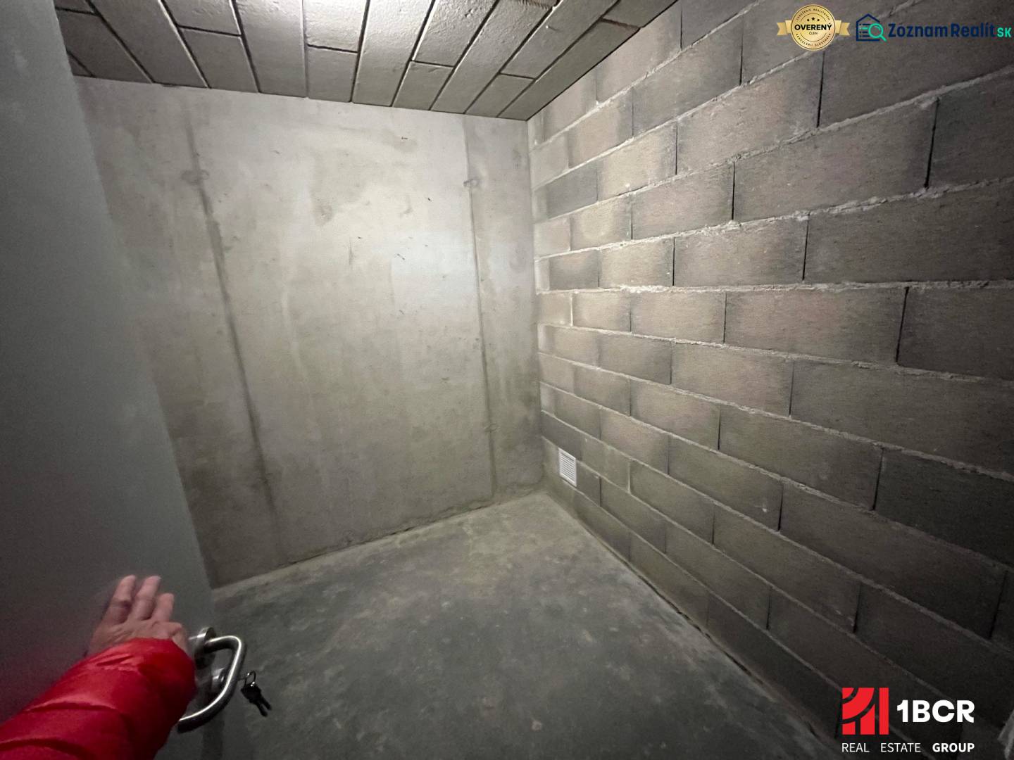 PARKOVACIE STÁTIE + KOBKA - PRI ŠAJBÁCH, BRATISLAVA - RAČA - Betónová miestnosť v garážach s dverami, Bratislava - Rača, Pri Šajbách.