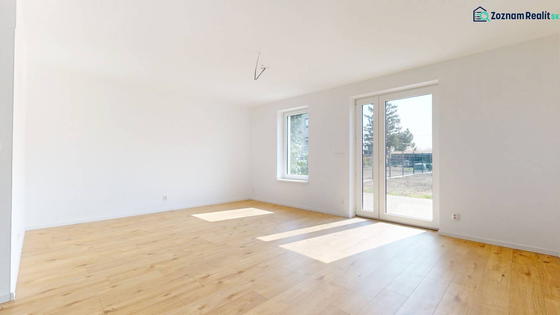 4 izbový rodinný dom, tepelné čerpadlo, terasa, oplotené - POSLEDNÝ - Svetlá miestnosť v rodinnom dome na ulici Jurajov Park, drevená podlaha, veľké okná.