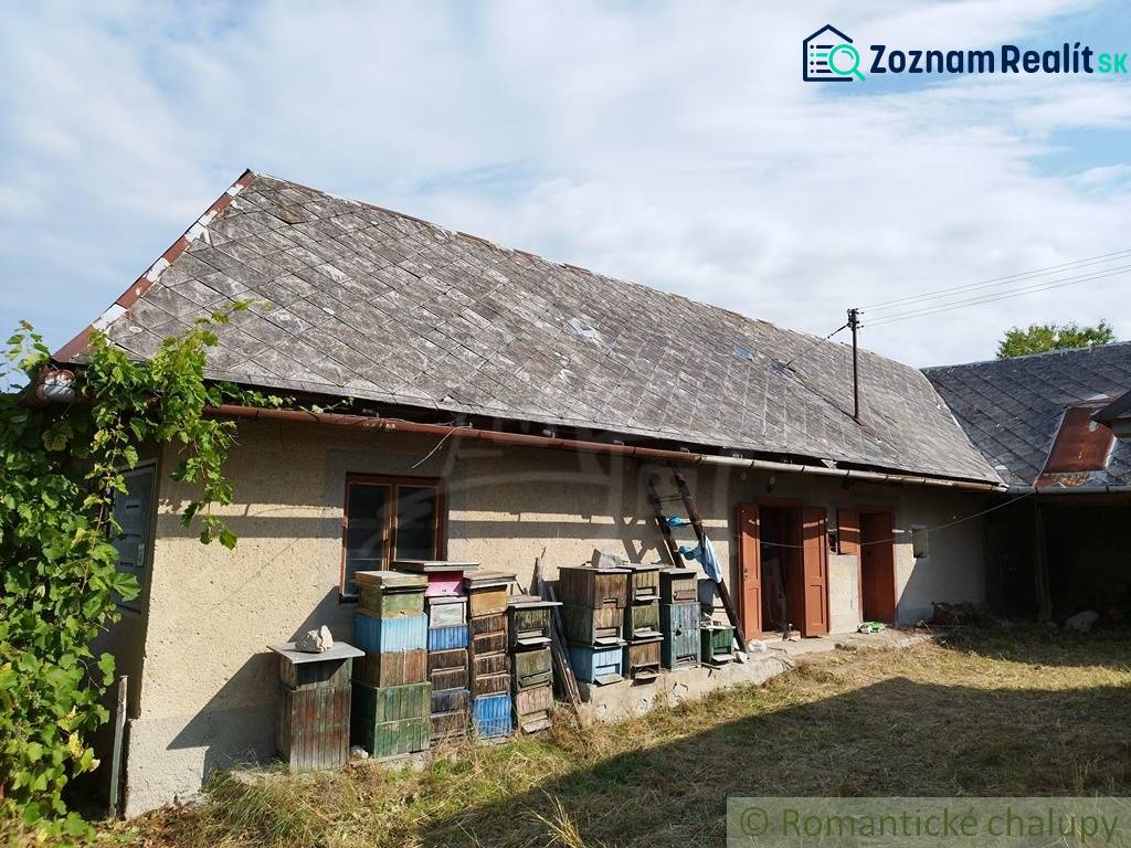 Veľký, vyše 4,5Ha slnečný pozemok s chalupou v strede, na lazoch, pri  - Chata v Hrušove s drevenými úľmi a starou šikmou strechou.