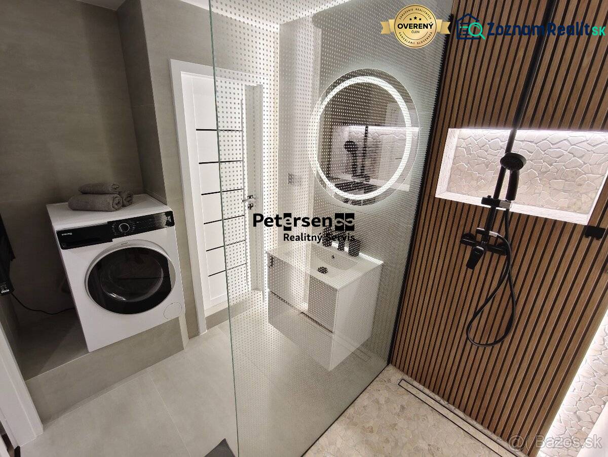 NA PRENÁJOM NOVOZREKONŠTRUOVANÝ 2-IZBOVÝ BYT, UL. ROŽŇAVSKÁ - Kúpeľňa v 2-izbovom byte so sprchovacím kútom, práčkou a osvetleným zrkadlom.