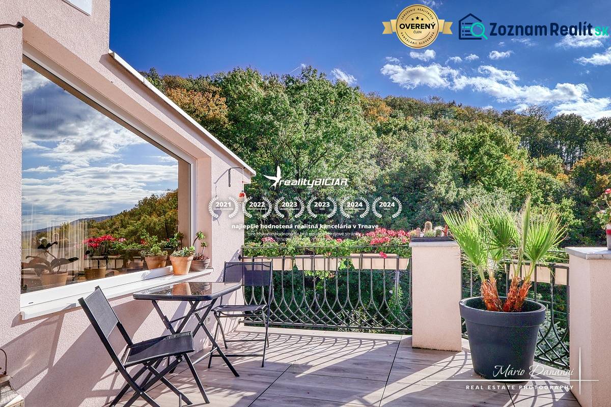 Rekreačná chata s úžasným výhľadom v prestížnej lokalite Devín - Terasa chaty v Bratislave - Devíne s výhľadom na les a zeleň.