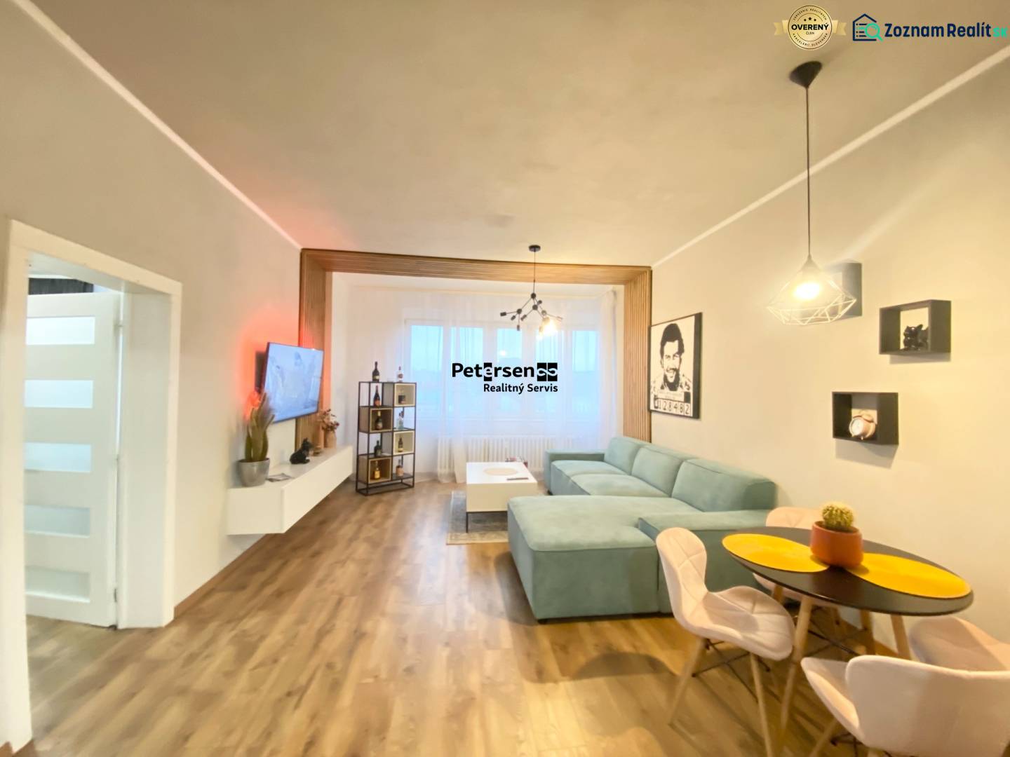 NA PRENÁJOM NADŠTANDARDNÝ 2-IZBOVÝ BYT V CENTRE MESTA - Obývacia izba v 2-izbovom byte s podlahou s dreveným dekorom a pohodlnou sedačkou.