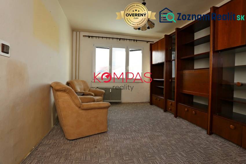 ÚTULNÝ, SVETLÝ 2 IZB.BYT S PRÍJEMNÝM VÝHĽADOM, DETVA - Obývacia izba v 2-izbovom byte so starším nábytkom a kobercom na podlahe.