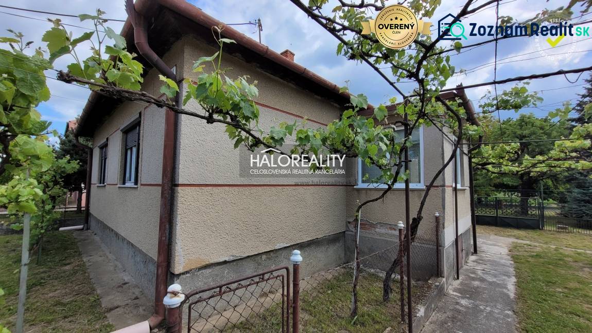 Predaj, rodinný dom Sľažany - EXKLUZÍVNE HALO REALITY - Rodinný dom v Sľažanoch obklopený viničom, s vonkajšou stenou a veľkou záhradou.