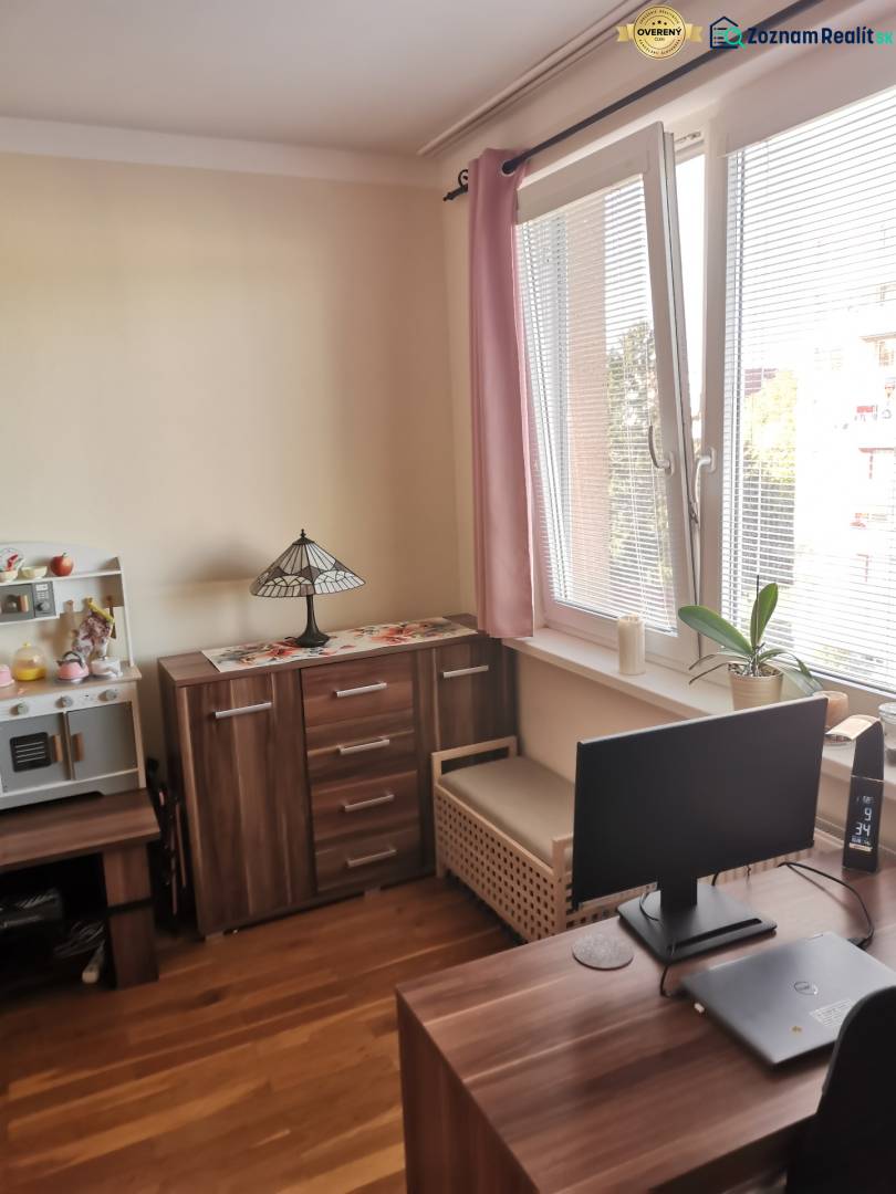 3 izbový byt Zlaté Moravce - Domáca pracovňa v 3-izbovom byte s podlahou s dreveným dekorom a počítačom na stole.