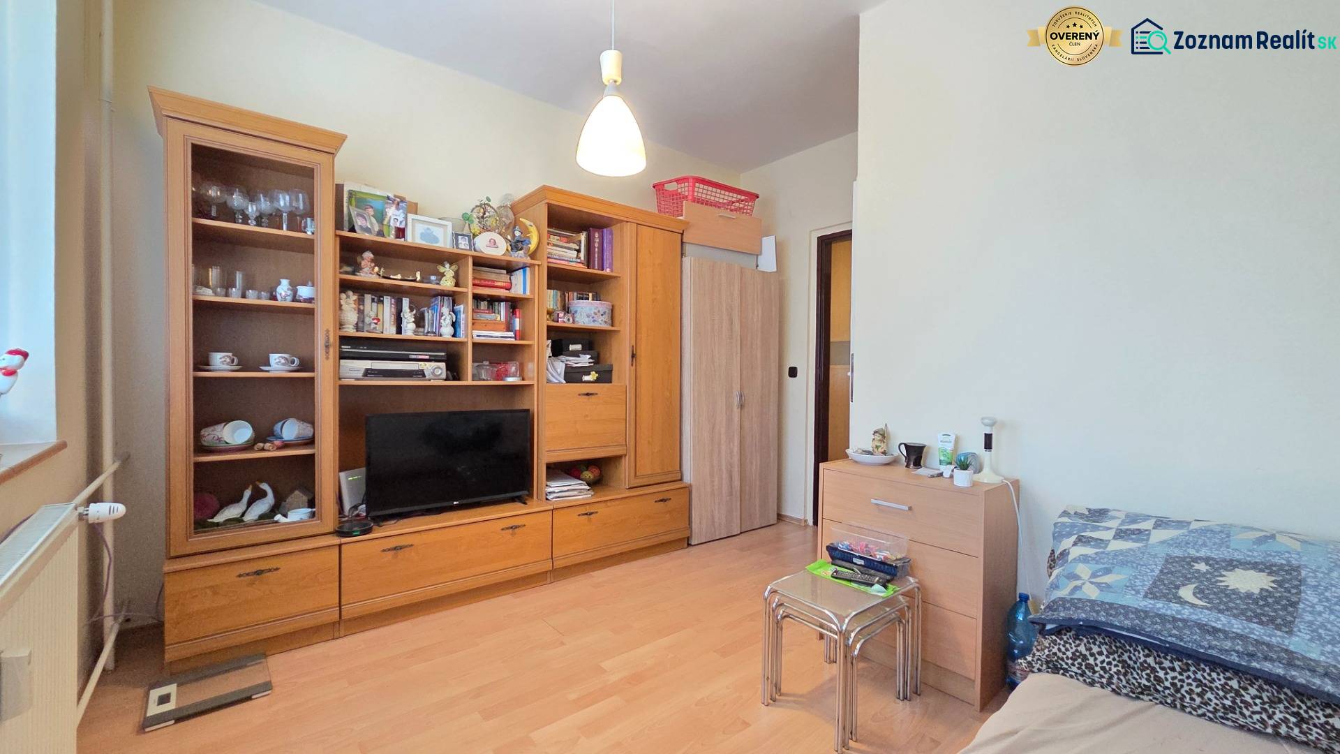 REZERVOVANÉ: NA PREDAJ -  1-izbový byt vo Veľkom Šariši - PREŠOV - Interiér 1-izbového bytu s nábytkom z dreva a podlahou s dreveným dekorom.