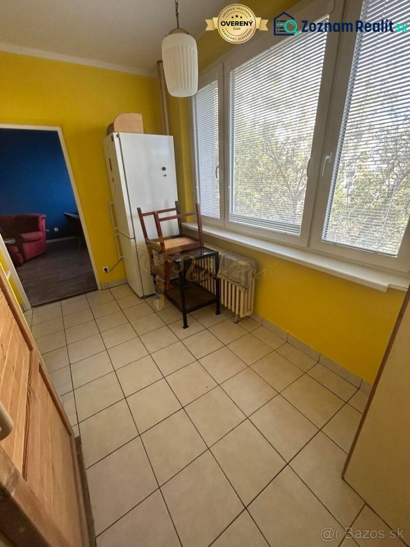 Veľký 2-izb. byt na ul. Vranovská, Petržalka, lodžia, 4.p./7 - Garsónka so žltými stenami a dlažbou, veľké okno s výhľadom.