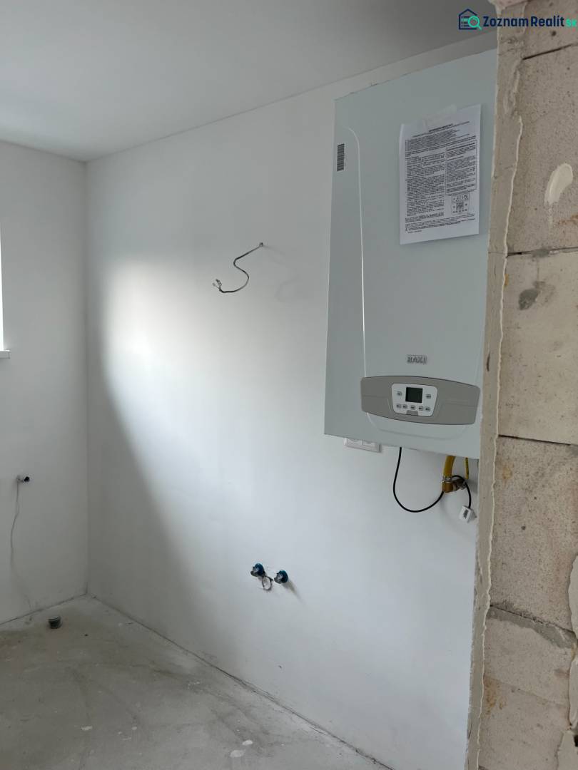Novostavba- 4-izbový rodinný dom, Super cena - Interiér rodinného domu s namontovaným kotlom na stene.
