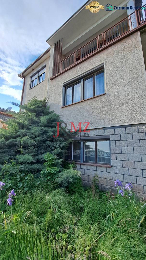 Rodinný dom, garáž a záhrada 1.400 m2, Hronské Kosihy (SM–847) - Rodinný dom v Hronských Kosihách s upravenou predzáhradkou a tehlovým obkladom fasády.