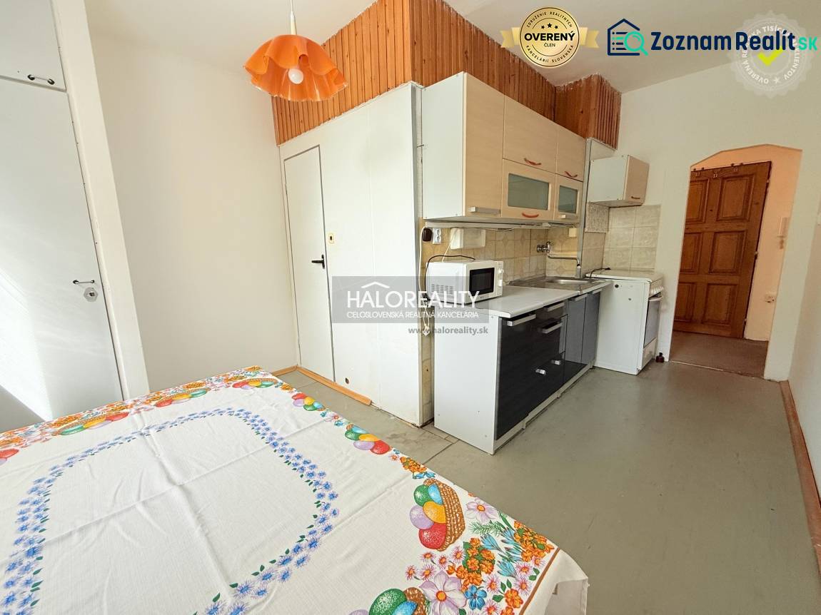 REZERVOVANÉ - Predaj, dvojizbový byt Nové Zámky - EX... - Kuchyňa v 2-izbovom byte s rustikálnym dreveným dekorom a kuchynskou linkou.