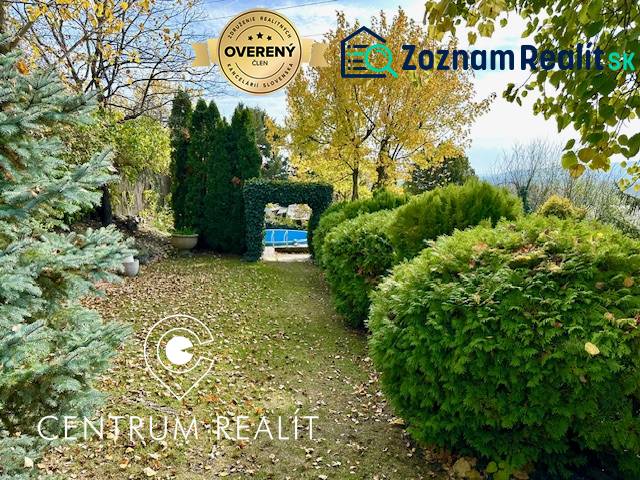 Záhrada s chatou s čarovným výhľadom, BA – Karlova Ves - Záhrada s okrasnými kríkmi a stromami na pozemku pre bývanie na Hany Meličkovej, Bratislava - Karlova Ves.