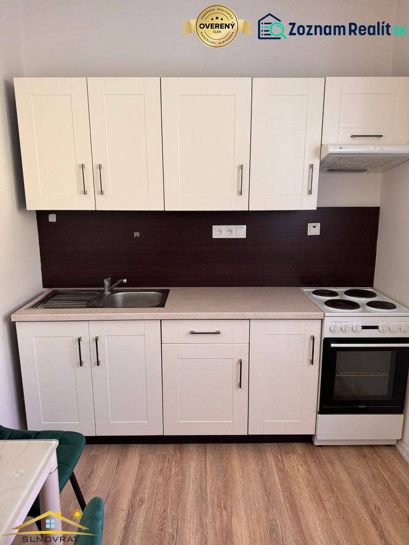 Predaj : 1 izbový byt v meste Čadca časť Žarec  (336-B) - Kuchynská linka v 1-izbovom byte s umývadlom, sporákom a úložným priestorom.