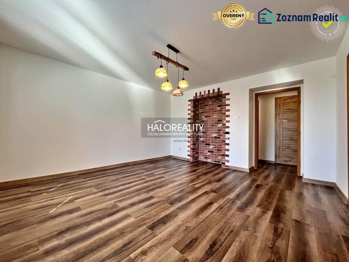 REZERVOVANÉ - Predaj, trojizbový byt Želiezovce, zre... - Obývacia izba v 3-izbovom byte s podlahou s dreveným dekorom a tehlovou stenou.