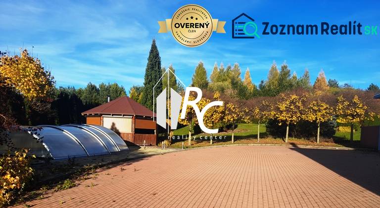 EXKLUZÍVNE, VEĽKÝ RODINNÝ DOM NECPALY - Pohľad na záhradu rodinného domu v Necpaloch s vydláždenou plochou a bazénom.