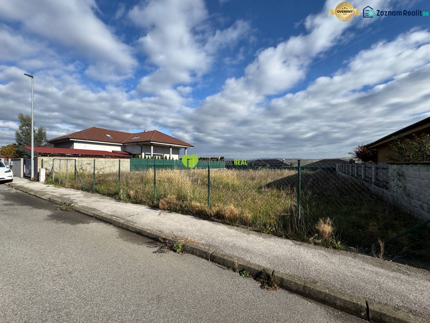 Na predaj slnečný, rovinatý stavebný pozemok Krásna Na hore, Košice - Pozemok na bývanie v Košiciach, mestskej časti Krásna na Tokajskej ulici.