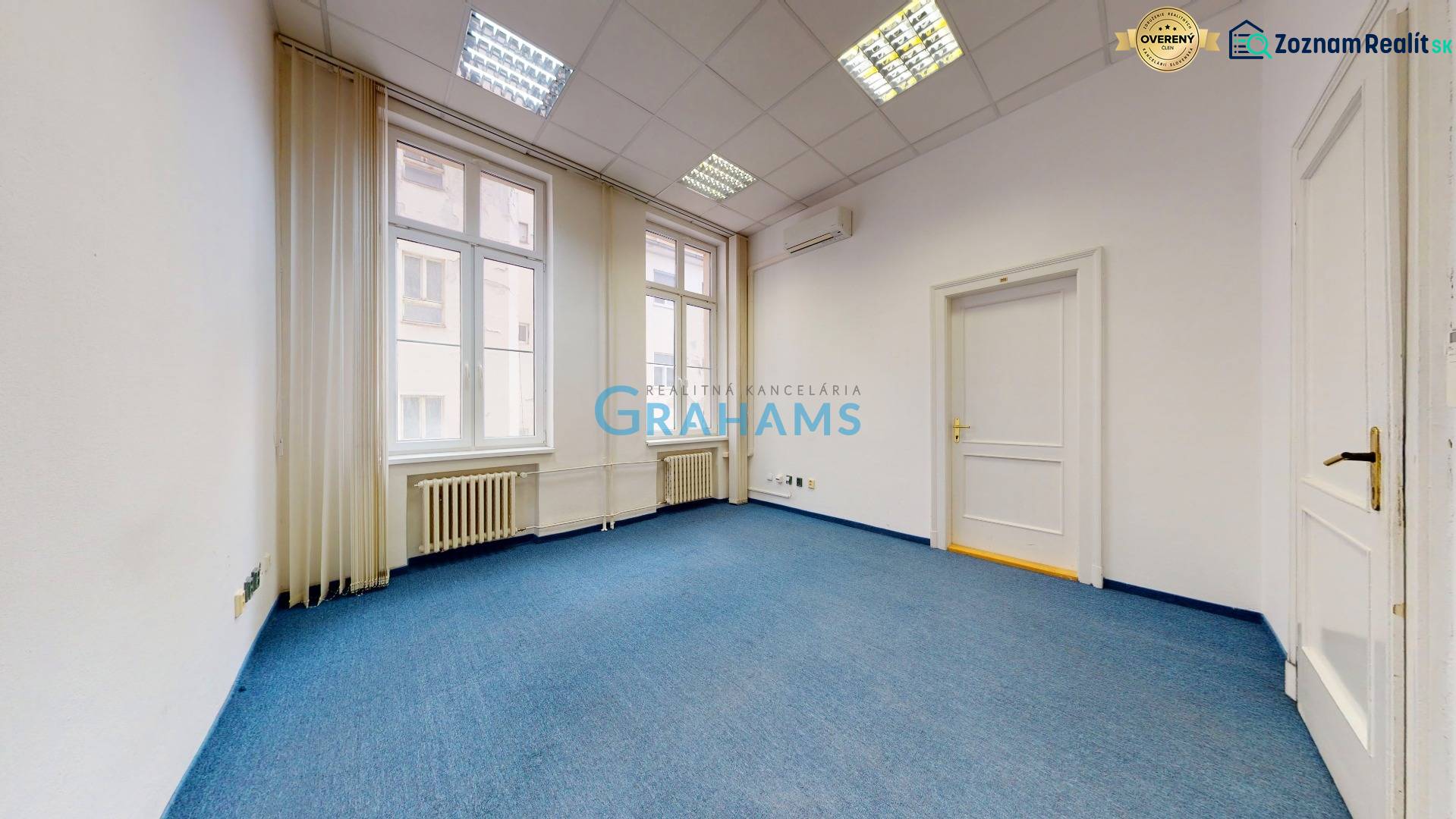 3D, kancelárske priestory od 16 m2, Grösslingova ul., Staré Mesto - Kancelárie s tabuľovým stropom, modrým kobercom a veľkými oknami.