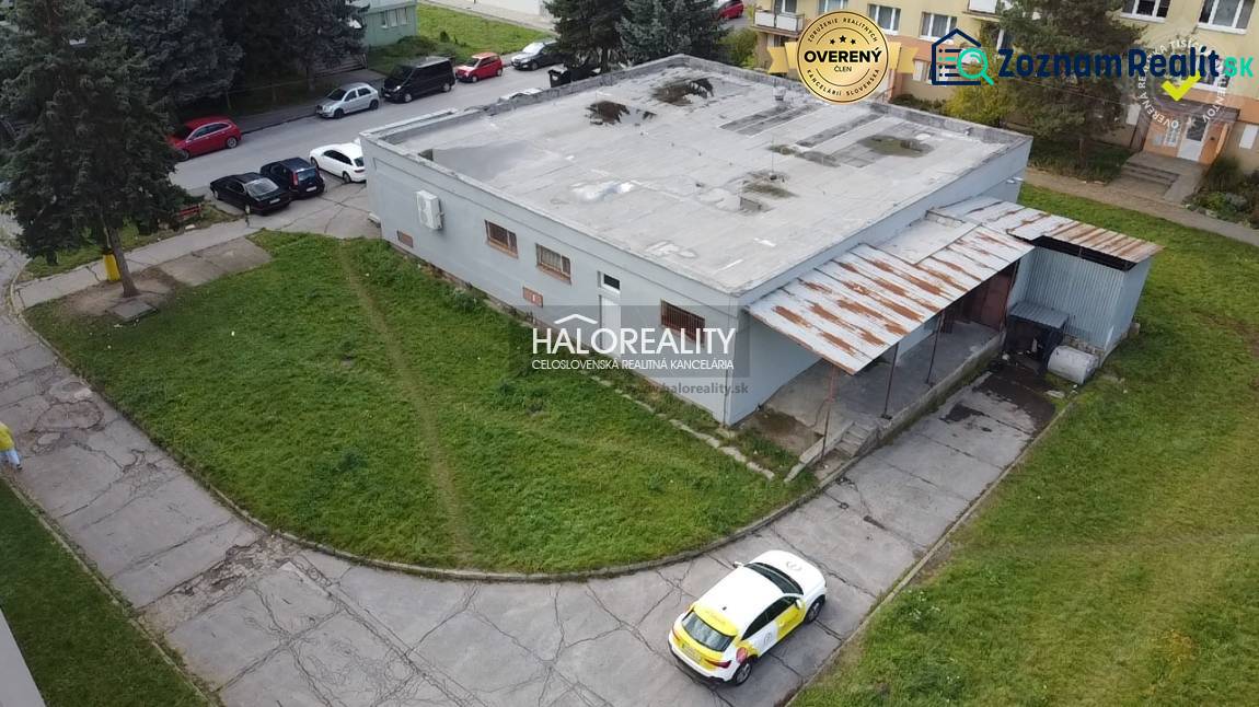 Predaj, obchodný priestor Rimavská Sobota, Západ, Ry... - Obchodné priestory v Rimavskej Sobote s okolitou zeleňou a parkoviskom.