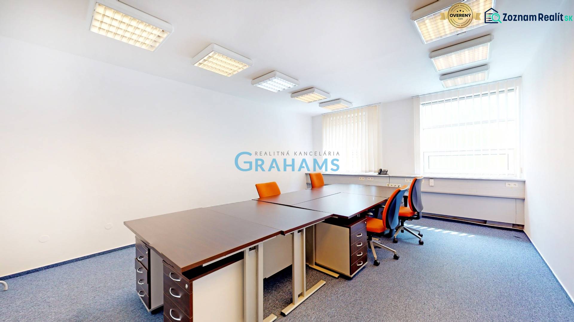 3D, kancelársky priestor od 25,7 m2 lukratívna časť Nivy, Košická ul. - Kancelária s oranžovými stoličkami a rohovým oknom, miestnosť vybavená závesmi.