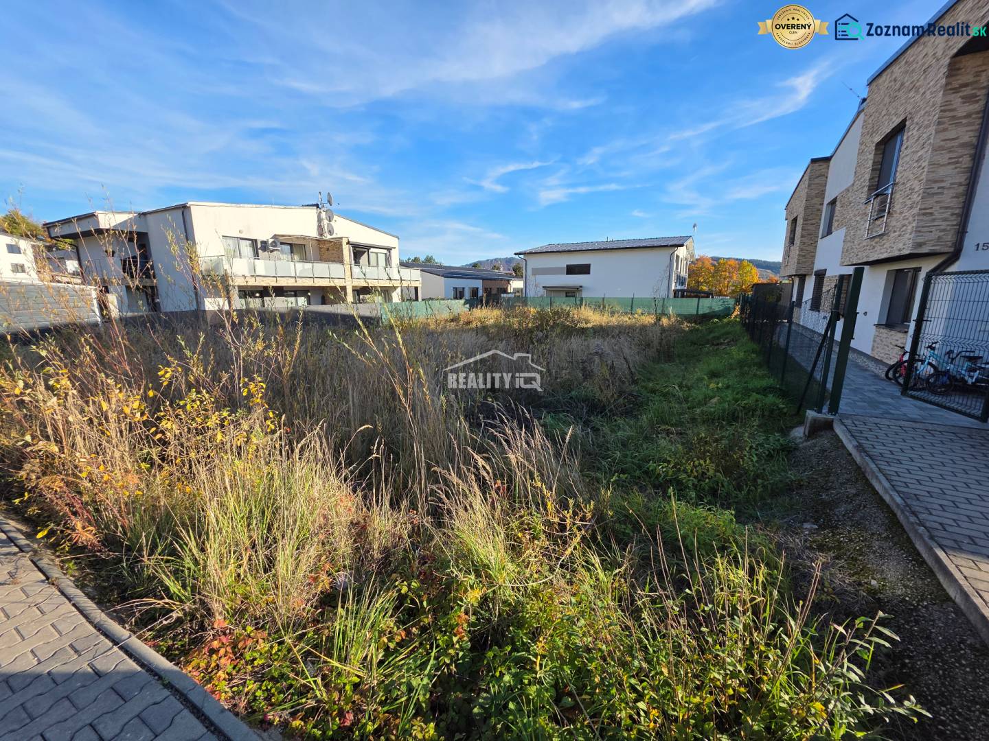 Exkluzívne na predaj rovinatý a slnečný stavebný pozemok 614 m2, Bytča - Pozemky na bývanie v Bytči s budovami a spevnenou plochou.