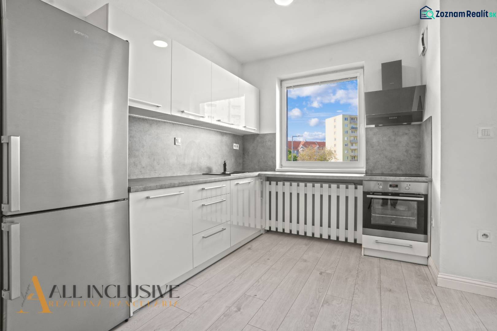 PRENAJATÉ | NA PRENÁJOM 2x 2-IZBOVÉ BYTY S TERASOU,DUNAJSKÁ STREDA - Kuchyňa s podlahou s dreveným dekorom v 2-izbovom byte s moderným zariadením.