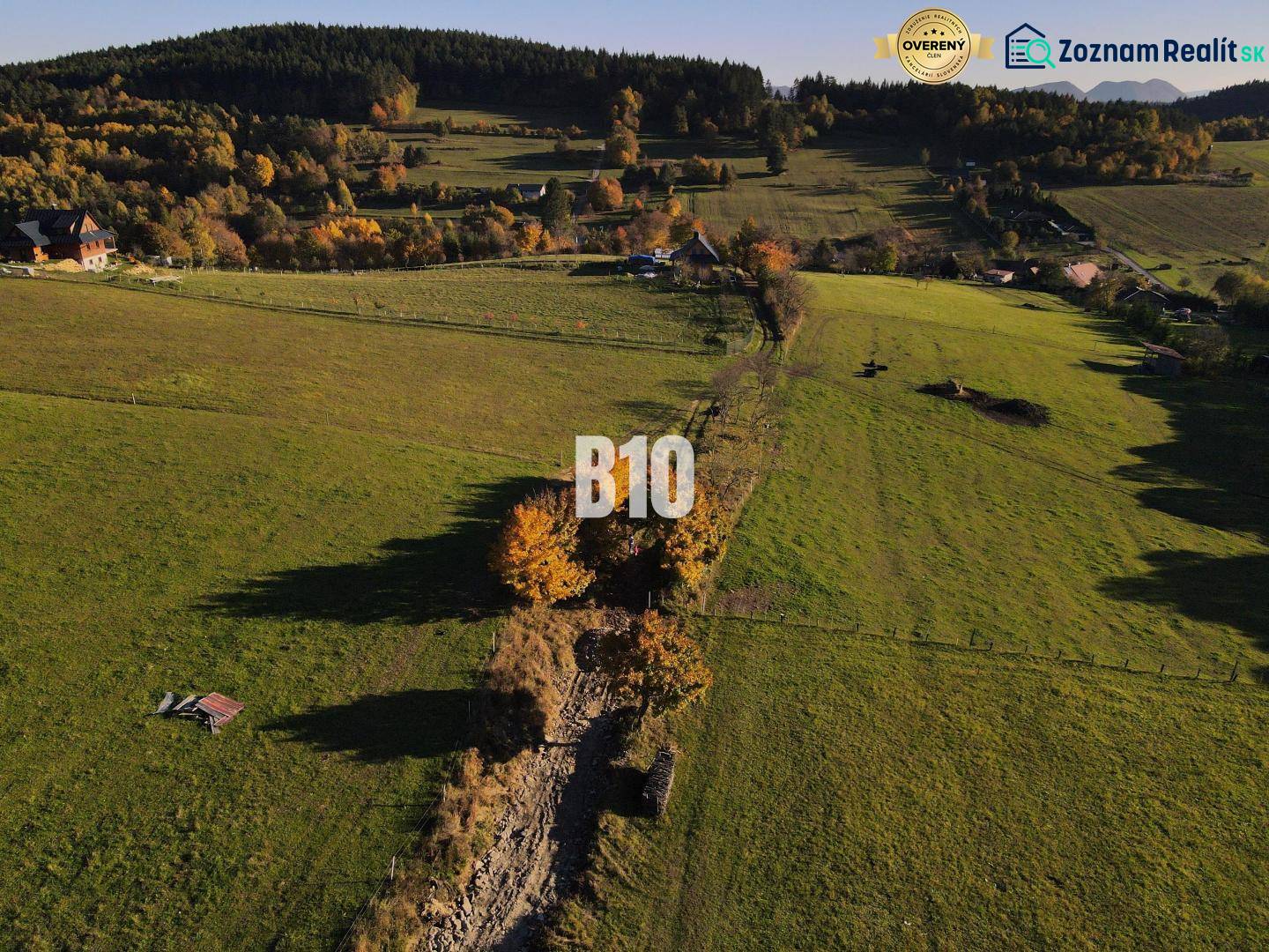 VOĽNÉ  2 zo 4 - Slnečné pozemky Petrovice-Setechov - Zeleň a lúky v Pozemkoch - bývanie v Petroviciach, obklopené stromami a kopcami.