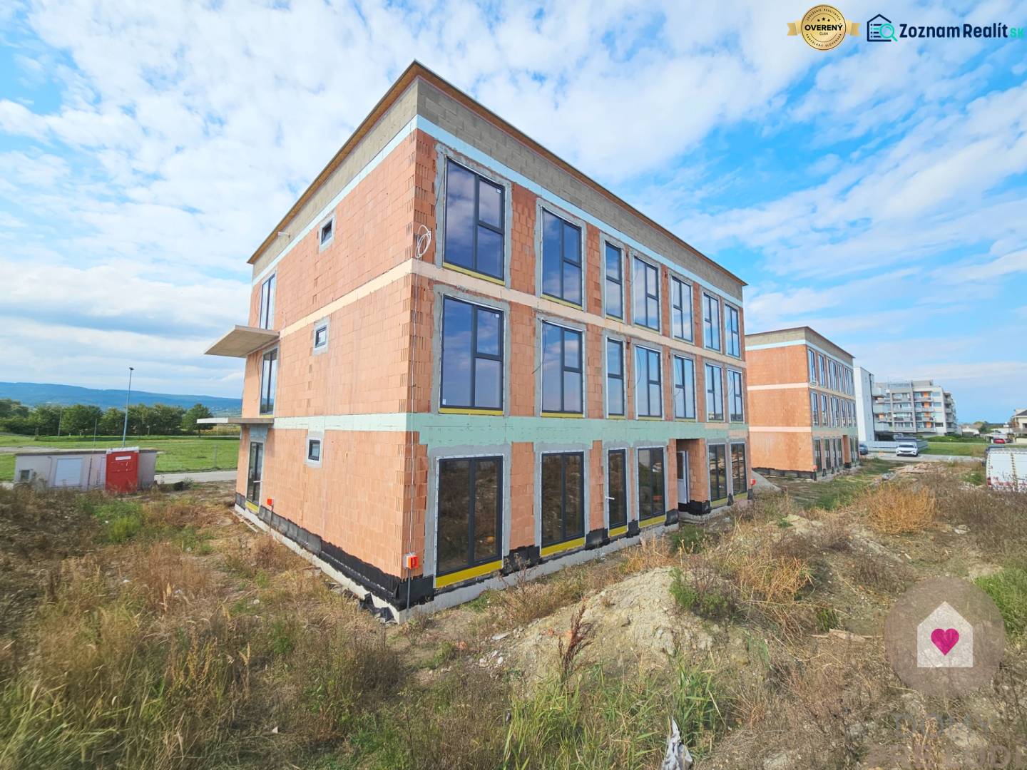 3i. BYT S VLASTNÝM TEP. ČERPADLOM + KLIMATIZÁCIA A EXTERIÉROVÉ ŽALÚZIE - Novostavba 3-izbového bytu na Dúhovej ulici v Slovenskom Grobe pod modrou oblohou.