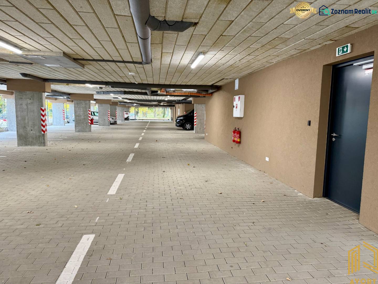 NA PRENÁJOM GARÁŽOVÉ STÁTIE, SADOVÁ UL. SENICA - Parkovisko s parkovacími plochami a značením, podlaha z dlažby, v Garážach.