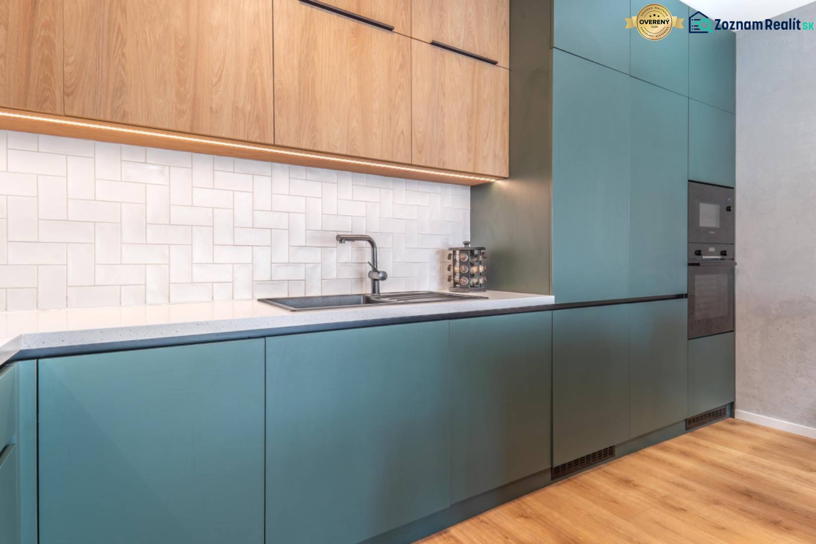 PRENÁJOM 3 izbový byt s predzáhradkou, BORY PROMENÁDA - Kuchyňa s tyrkysovými skrinkami, dreveným dekorom a bielymi obkladačkami, 3-izbový byt.