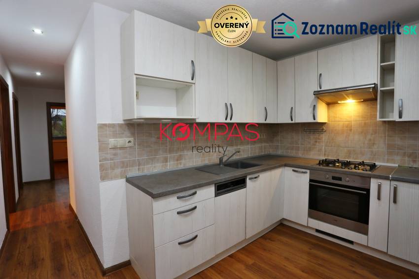 MODERNÝ, KOMPLETNE PREROBENÝ 3-IZB.BYT S LODŽIOU, OČOVÁ - Kuchyňa s kuchynskou linkou a podlahou s dreveným dekorom v 3-izbovom byte.