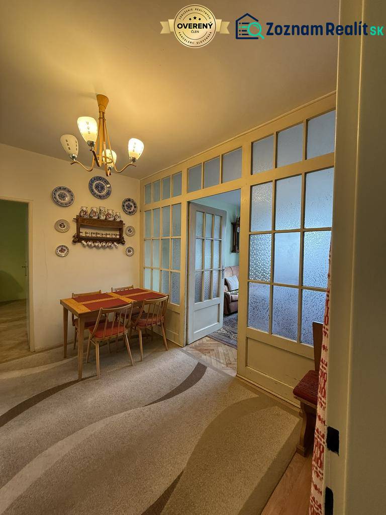 Novinka: Priestranný svetlý byt s balkónmi pri Kuchajde. Vajnorská - Jedálenský kút so stolom a stoličkami, presklené dvere v 3-izbovom byte.