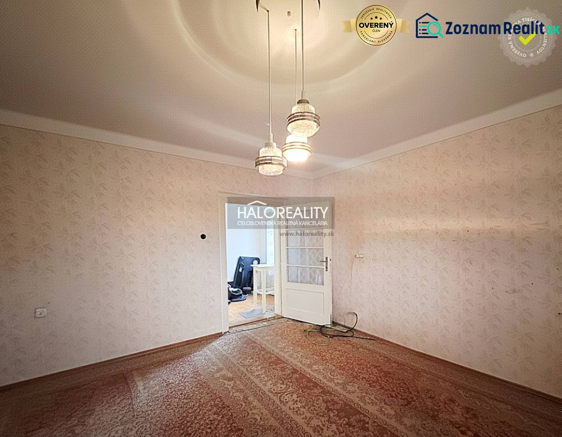 Predaj, rodinný dom Dvory nad Žitavou, dvojizbový, p... - Izba v rodinnom dome s kobercovou podlahou a závesným osvetlením.