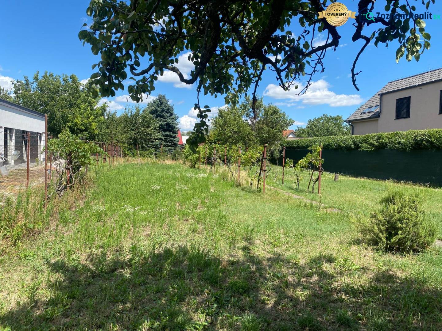 ViNi real - Prestížny pozemok pre dvojdom, Podunajské Biskupice  - Záhrada s trávnikom a viničom v Bratislave - Podunajských Biskupiciach, ideálna pre pozemky - bývanie.