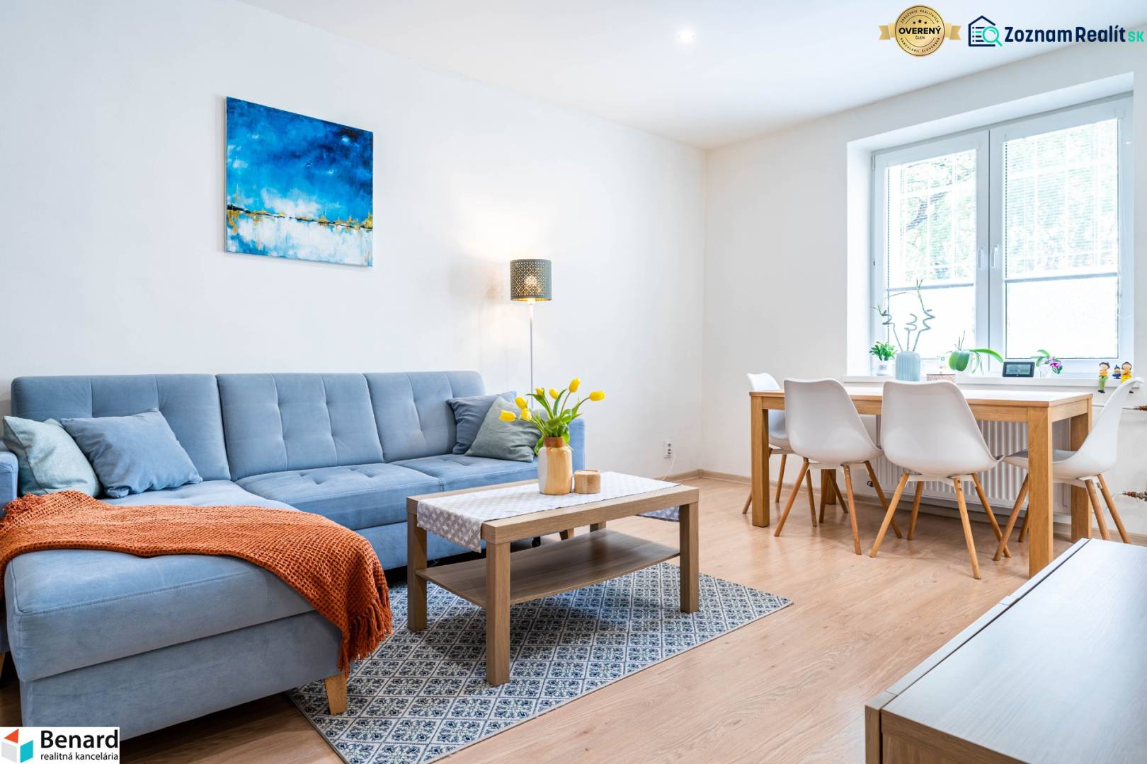 Na prenájom štýlový  3 - izb. byt  (Košice - Sever) - Obývacia izba v 3-izbovom byte so sedačkou a jedálenským stolom, podlaha s dreveným dekorom.