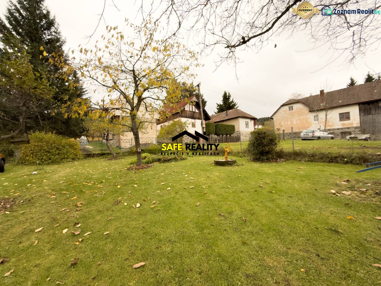 Rodinný dom s veľkým pozemkom v obci Sklené,  - Záhrada pri rodinnom dome v Sklenom na ulici Sklené s ovocnými stromami.