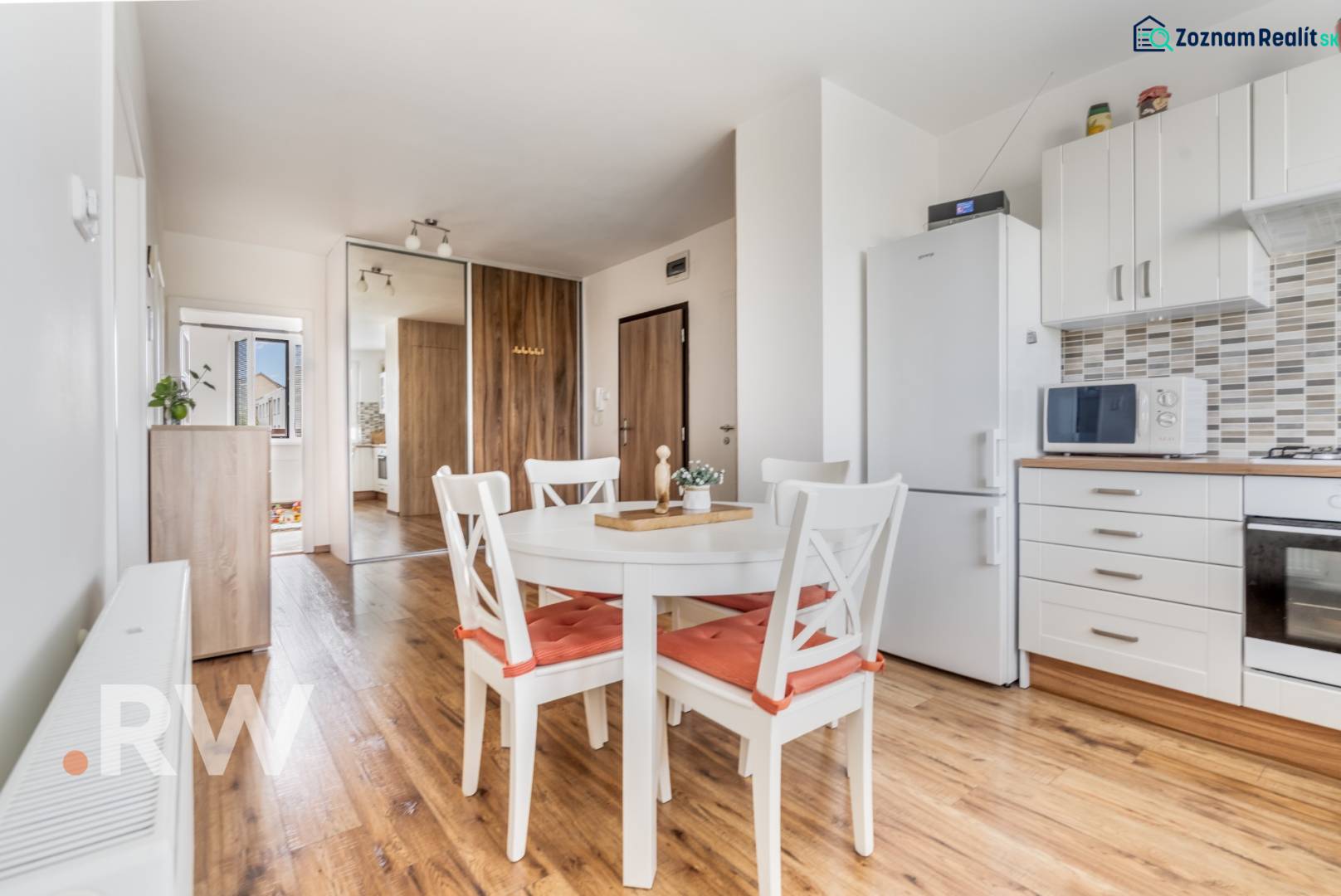 REWIN I Priestranný 3 izbový byt v tichej lokalite Senca - Jasná kuchyňa v 3-izbovom byte s jedálenským stolom a spotrebičmi.
