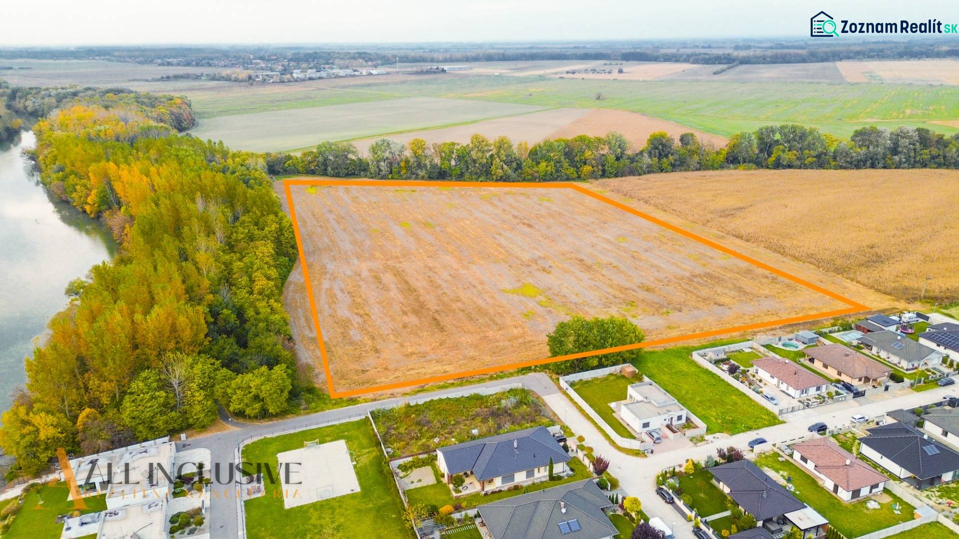 NA PREDAJ INVESTIČNÝ STAVEBNÝ POZEMOK, JAHODNÁ - Letecký pohľad na developerské pozemky v meste Jahodná obklopené prírodou a riekou.