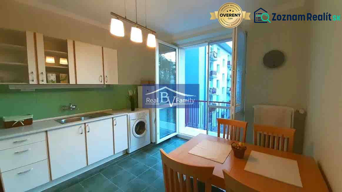 PRENAJATÉ - PRENÁJOM, KOŠICKÁ, RUŽINOV - 2 IZBOVÝ BYT - Kuchyňa v 2-izbovom byte s bielymi skrinkami, jedálenským stolom a balkónom.