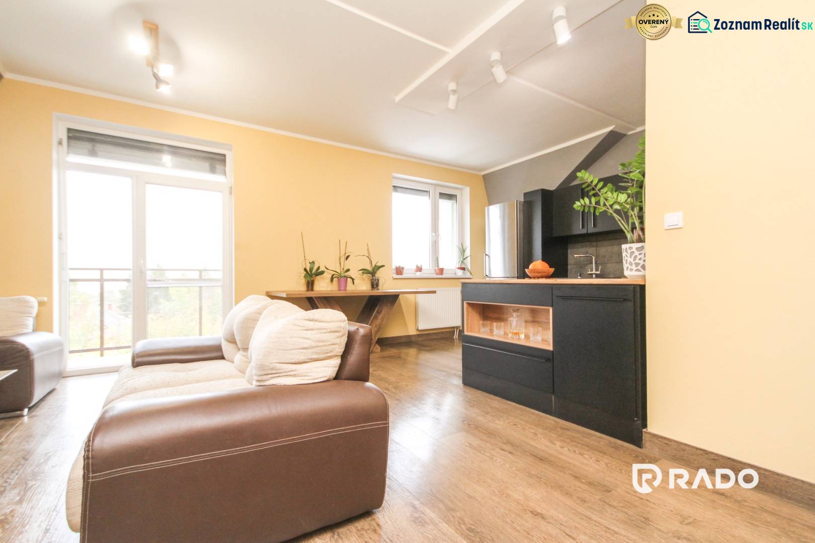 4i mezonet, 133m2, vlastné kúrenie, Melčice-Lieskové - Obývacia izba v 4-izbovom byte s podlahou s dreveným dekorom a pohovkou.