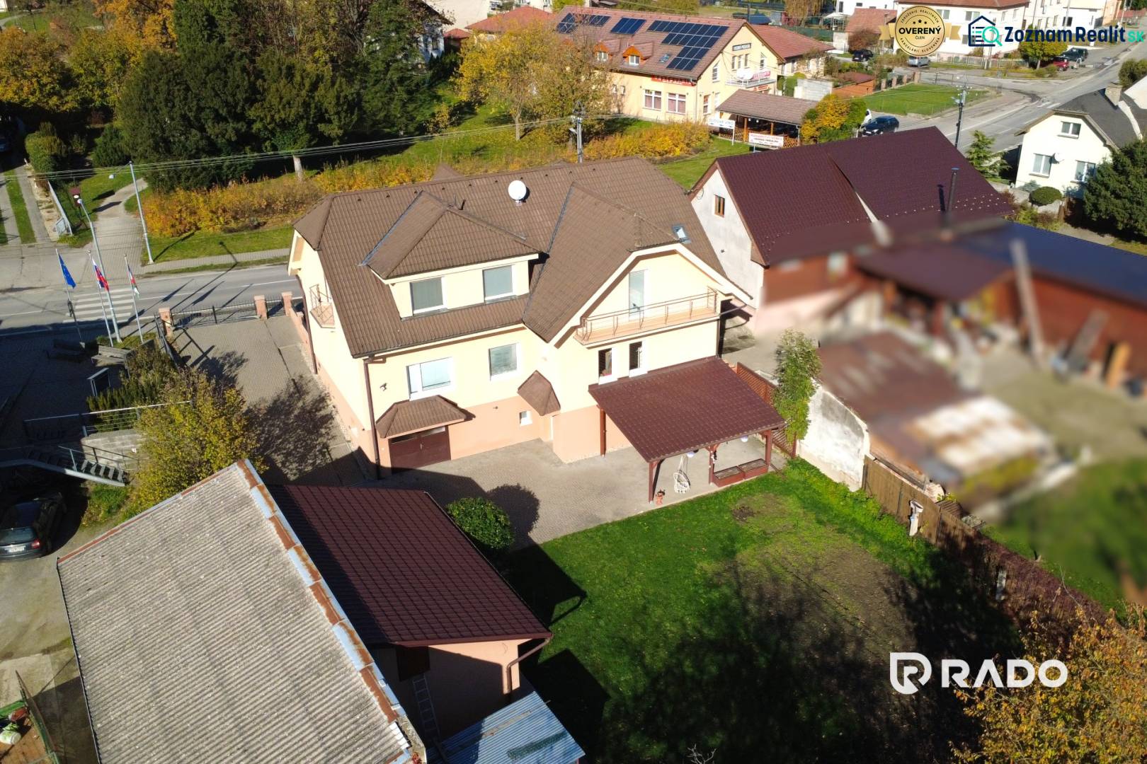 RADO| Podnikajte a zároveň bývajte pod jednou strechou! - Rodinný dom v Bolešove obklopený zeleňou, s dvorom a viacerými prístavbami.