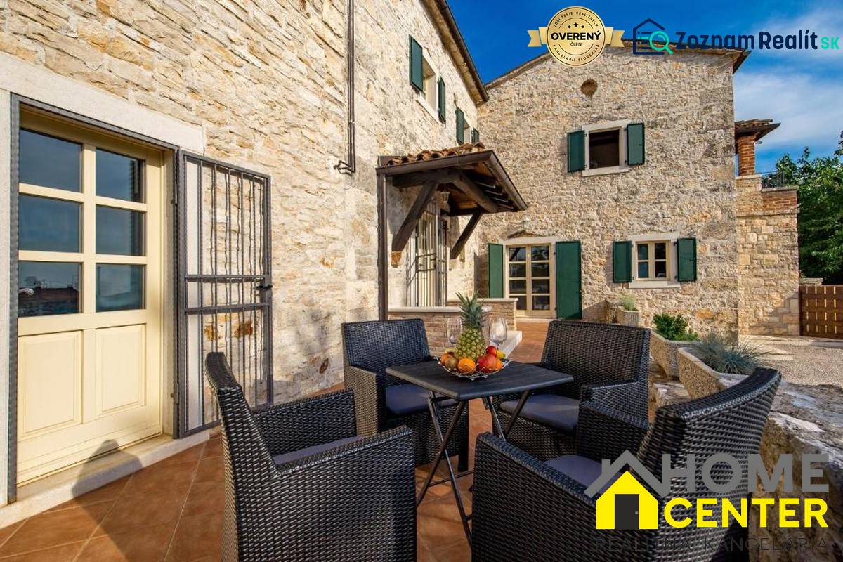 Na predaj KAMENNÝ DOM s LUXUSOM v srdci Istrie - Kamenná fasáda vily v Bale s vonkajším sedením a ovocím na stole.