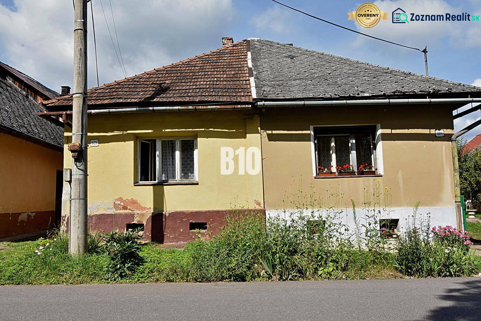 Rodinný dom s veľkým pozemkom o výmere 3271m2  na predaj - Žltý rodinný dom v Partizánskej Ľupči so šikmou strechou a priľahlou záhradou.