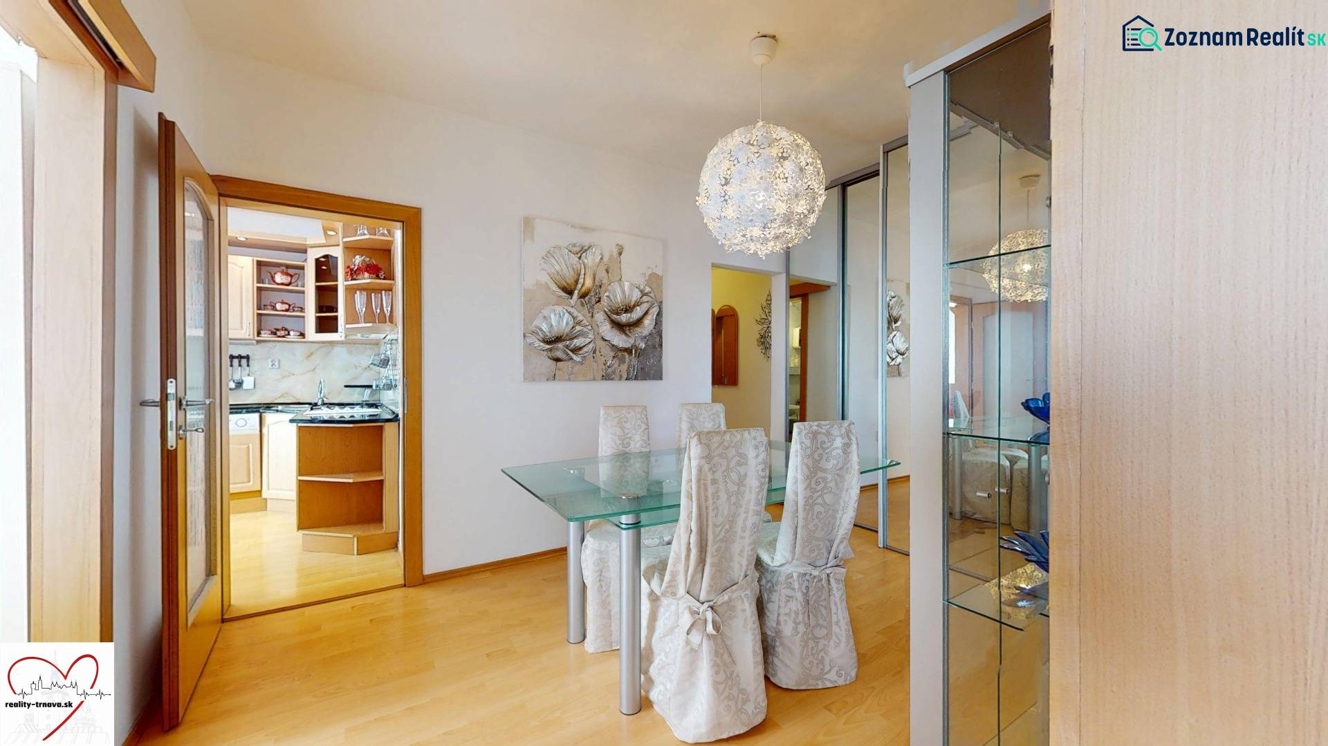 Z vchodu rovno do školy, na predaj praktický 3 izbový byt, Andrusovova - Jedálenský kút so skleneným stolom v 3-izbovom byte s podlahou s dreveným dekorom.