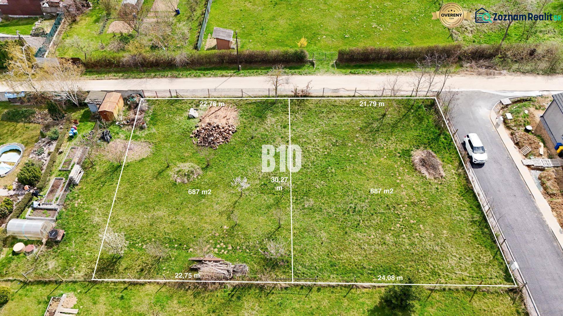Jelenec  - Nádherný pozemok pri lese - 687 m2 - Letecký pohľad na pozemky - bývanie v Jelenci, každý s plochou 687 m2.