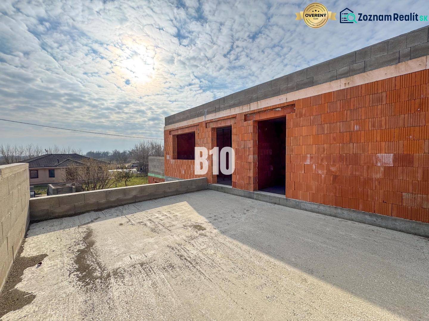 6 izbový rodinný dom  - DVOJGARÁŽ - CABAJ časť Riegler - Stavba rodinného domu s tehál, vedľa nehnuteľnosti, jasná obloha, výstavba.